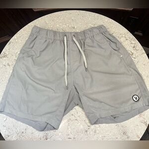 Vuori Kore Shorts 7.5” with lining  in platinum linen texture color - XL